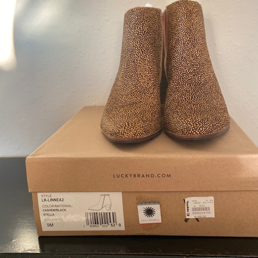 Lucky Brand. Size 9M. Stella. Cashew/black